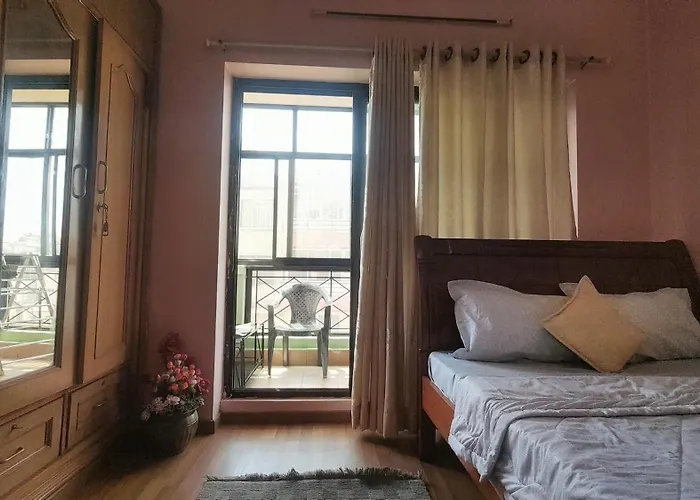 Apartment Metro Axis Residency