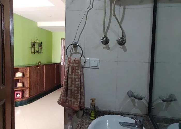 Apartment Metro Axis Residency