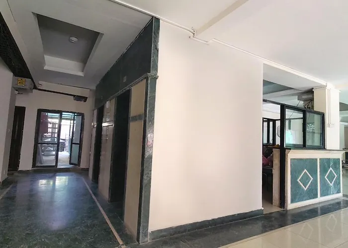 Apartment Metro Axis Residency *